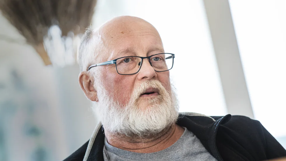 Stefan Bengtsson, lokalstrateg på Piteå kommun, förklarar att platta tak med invändig takavvattning är ett av de största problemen bakom vattenskador och dålig inomhusmiljö.