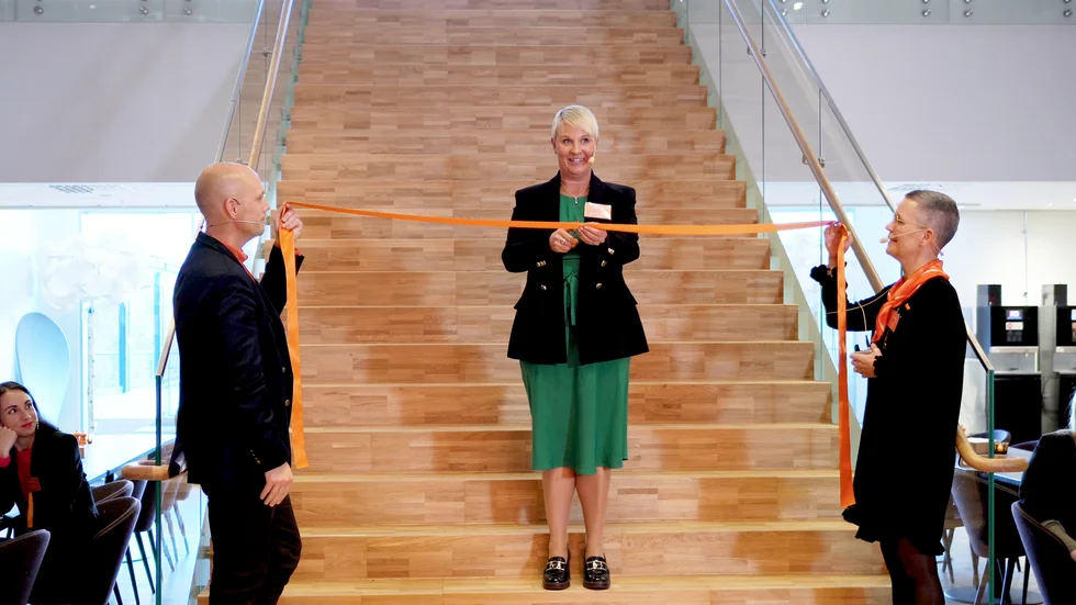 Pensionsmyndighetens nya kontor i Luleå invigdes av socialminister Anna Telje. Kontorschefen Jimmy Lindberg och vikarierande generaldirektören Kajsa Möller var assistenter.