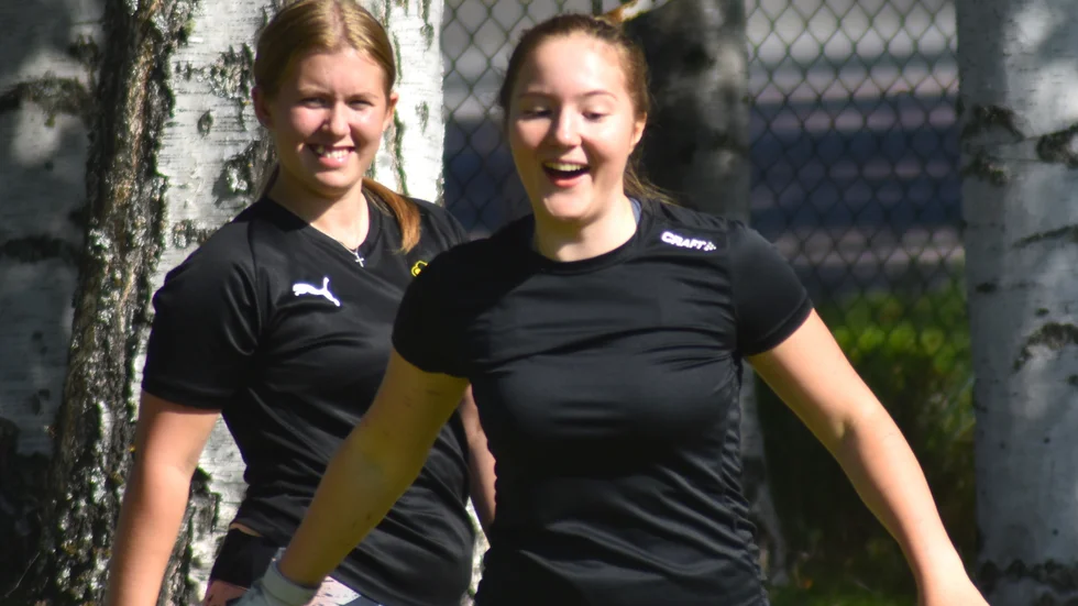 Linneah Kronqvist Wilhelmsson är en av släggtalangerna i Skellefteå AIK. I bakgrunden Felicia Blom som är bättre än Linneah i alla kastgrenar, förutom slägga.