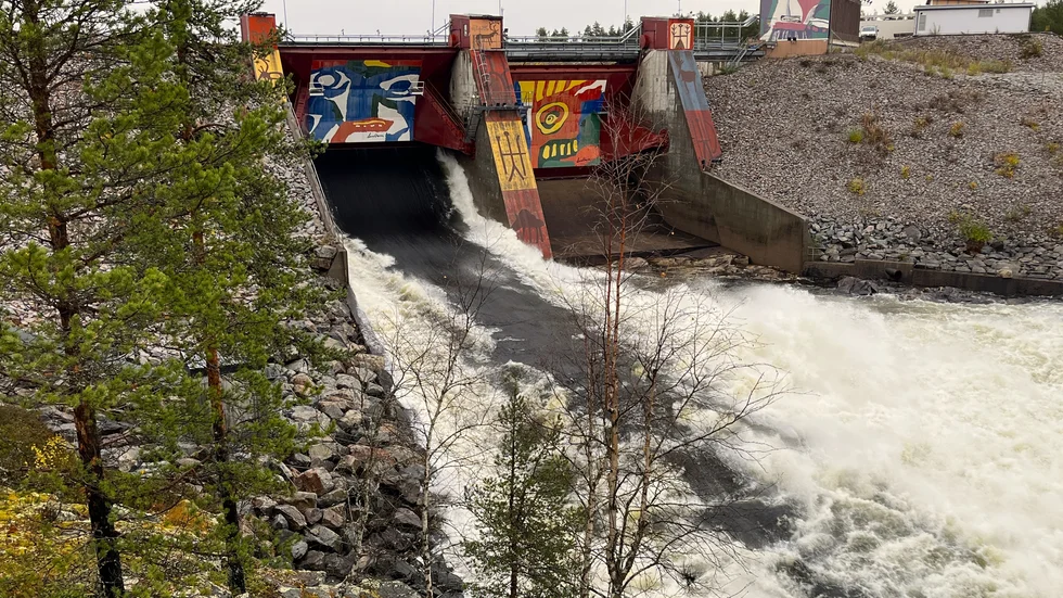 Ett aggregat är trasigt och Vattenfall släpper vatten i Akkats genom luckorna.