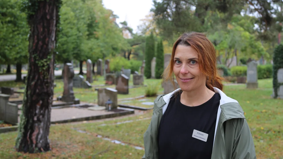 Eleonora Pöyhönen hade arbetet nära 25 år som frisör när hon bytte yrkesbana. Sedan ett halvår arbetar hon som begravningsentreprenör. "Det känns som att det här var meningen".