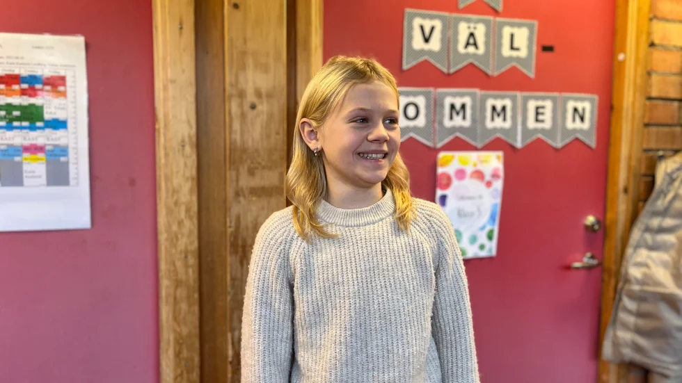 "Jag tycker om att läsa böcker och läser gärna läskiga och spännande böcker", säger Lova Hertzman, elev på Klämmestorpsskolan. Lova säger att det är kul att vara med i tv. 