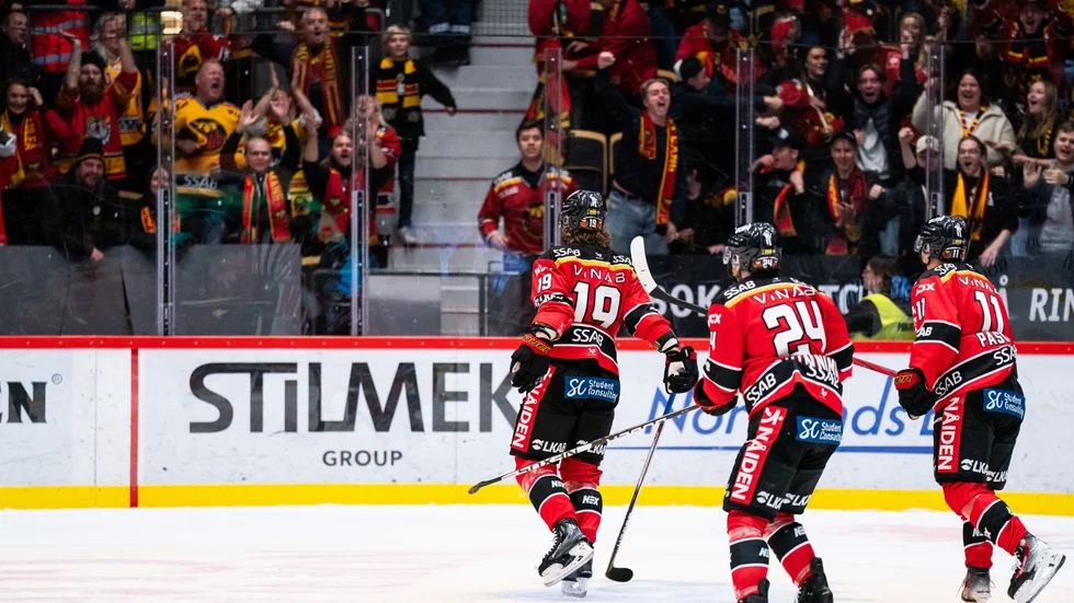 Mario Kempe jublar inför Luleås supportrar efter det avgörande målet i rivalmötet.