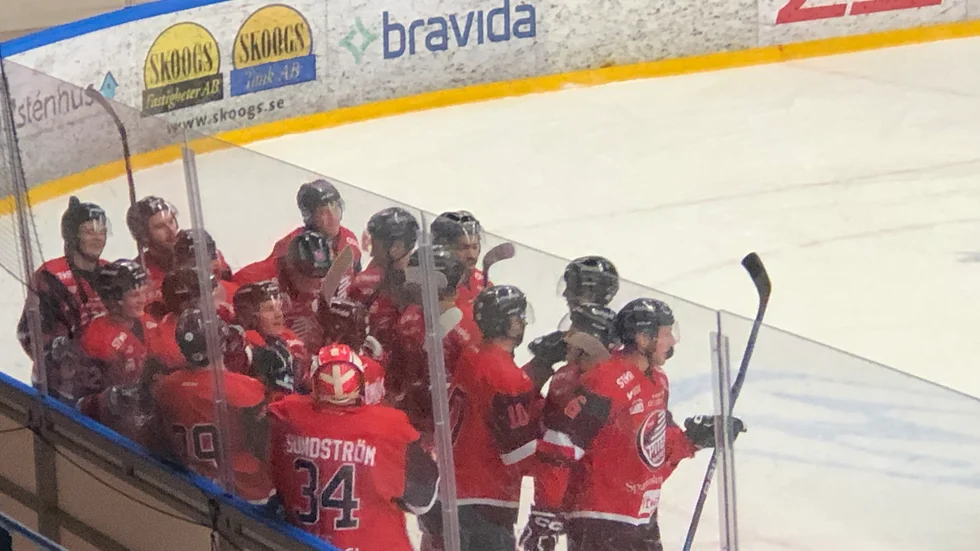 Piteåjubel efter 4-3-seger mot topplaget Hudiksvall i sudden death. Piteåfostrade Luleålånet David Granberg avgjorde med ett maskerat handledsskott.