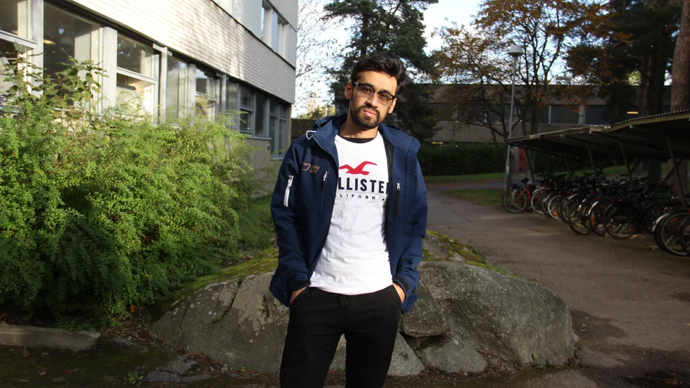 "Jag är väldigt tacksam över de möjligheter jag fått i Sverige, men den nya lagen känns inhuman", säger Hasibur Rahman Khan som nu tvingats säga upp sig från sitt jobb som tidningsbud.