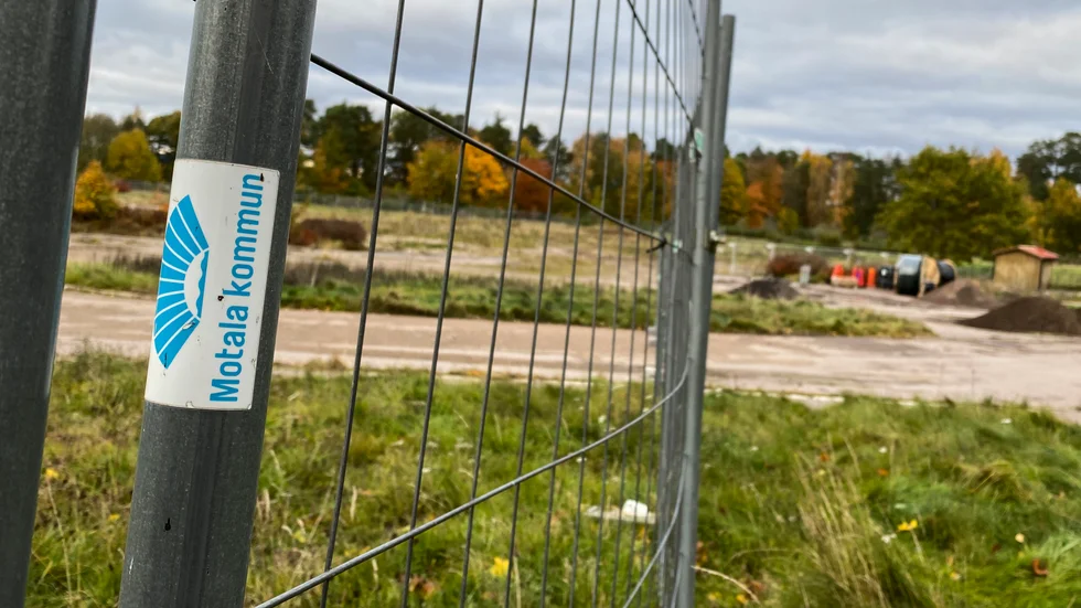 Att hänga in riva Folkets park kostar kommunen nästan 1 000 kronor per dag. En onödig kostnad, menar insändarskribenten.