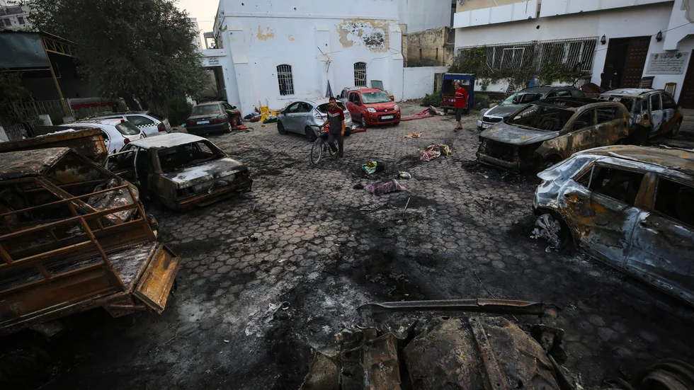 Förbipasserande betraktar förödelsen efter explosionen vid al-Ahli-sjukhuset i Gaza som inträffade på tisdagen.
