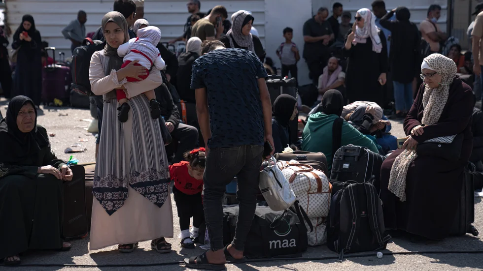 Tusentals palestinier har samlats vid gränsövergången Rafah mellan Gaza och Egypten.
