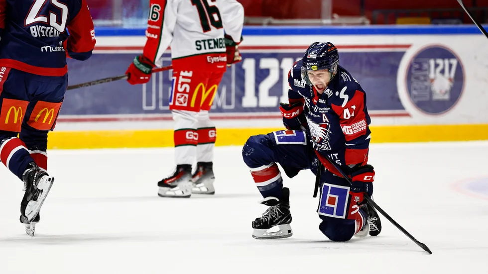 Linköpings Broc Little efter tacklingen från Carl Klingberg. 