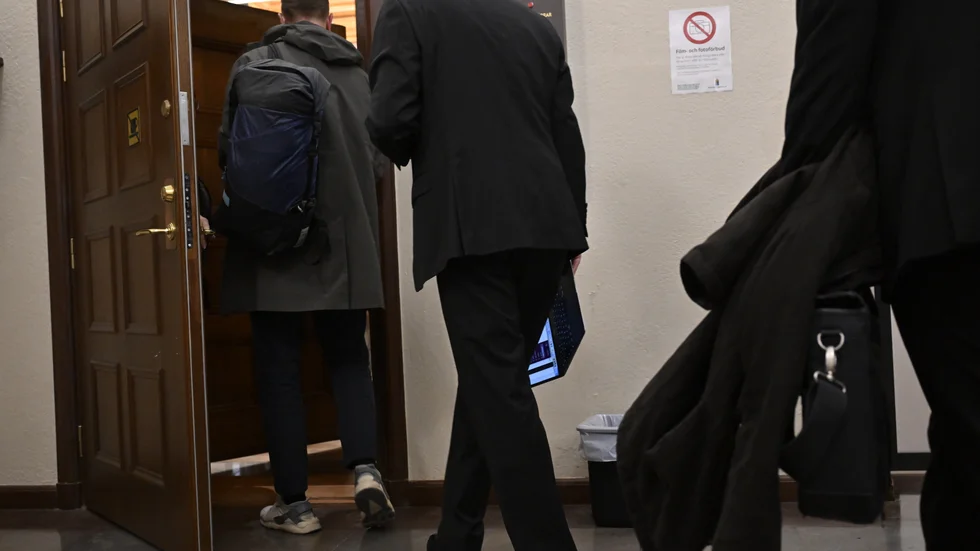 En militär och en FRA-anställd har häktats misstänkta för brott mot rikets säkerhet. Bilden togs i samband med häktningsförhandlingarna mot dem.