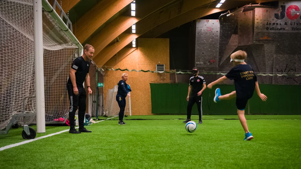 Spelarna har olika grader av synnedsättning och därför bär de ibland ögonbindel för att göra spelet rättvist.