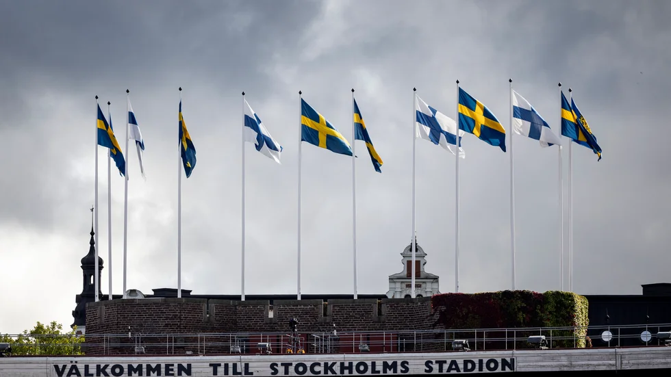 Svenska och finska flaggor på Stockholms Stadion inför Finnkampen.