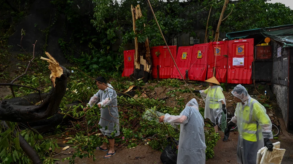 Räddningspersonal i Hongkong arbetar i spåren av tyfonen Saolas framfart.