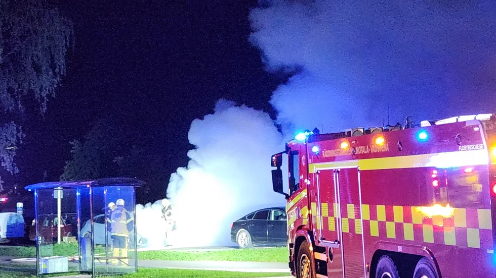 Bilbrand i Motala på Råssnäsvägen under natten. 