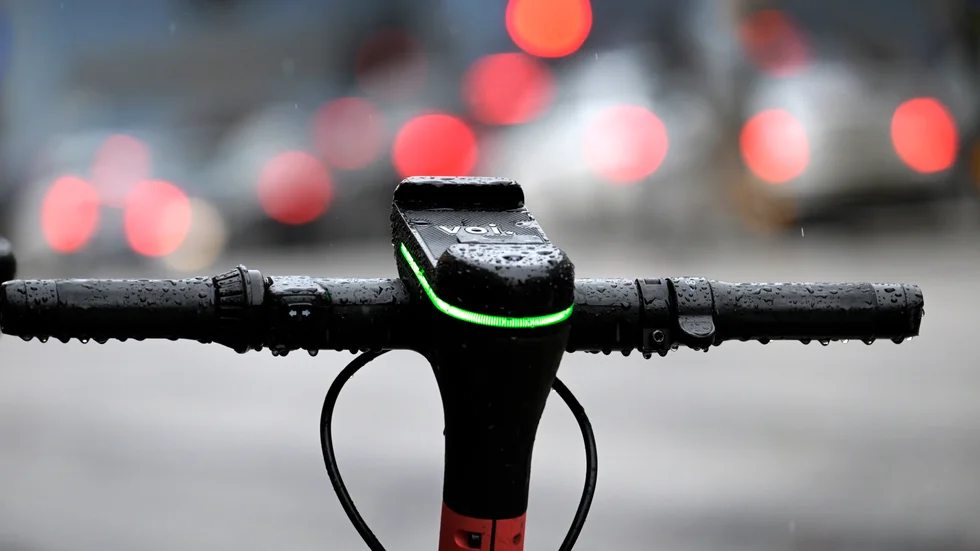 Tre unga flickor har förts till sjukhus efter att ha färdats på en elsparkcykel. Arkivbild.