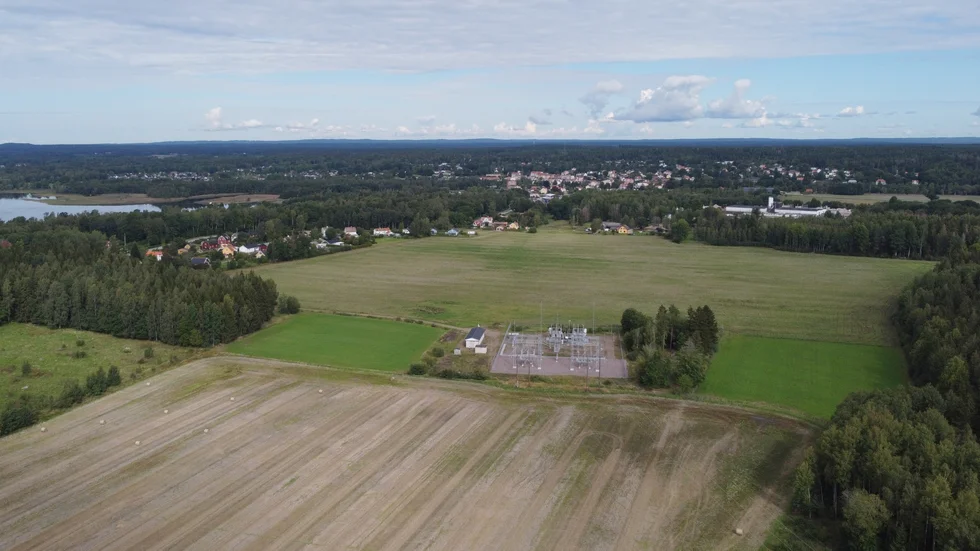 På var sida om kraftstationen utanför Borensberg vill Ilmatar Solar anlägga en solcellspark. Det vill inte Motala kommun att de ska beviljas tillstånd för då kommunen ser marken som möjlig bostadsmark i framtiden. 