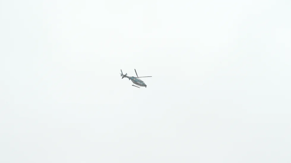 En polishelikopter cirkulerade över Nyköping under lördagseftermiddagen.