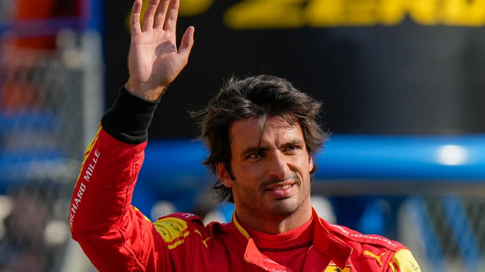 Ferrariföraren Carlos Sainz från Spanien jagade och fångade klocktjuvar i Milano på söndagen. Arkivbild.