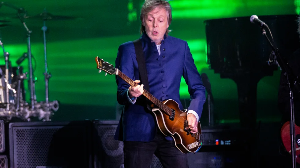 Paul McCartney med en annan Höfner-bas på Glastonbury-festivalen 2022. Arkivbild.