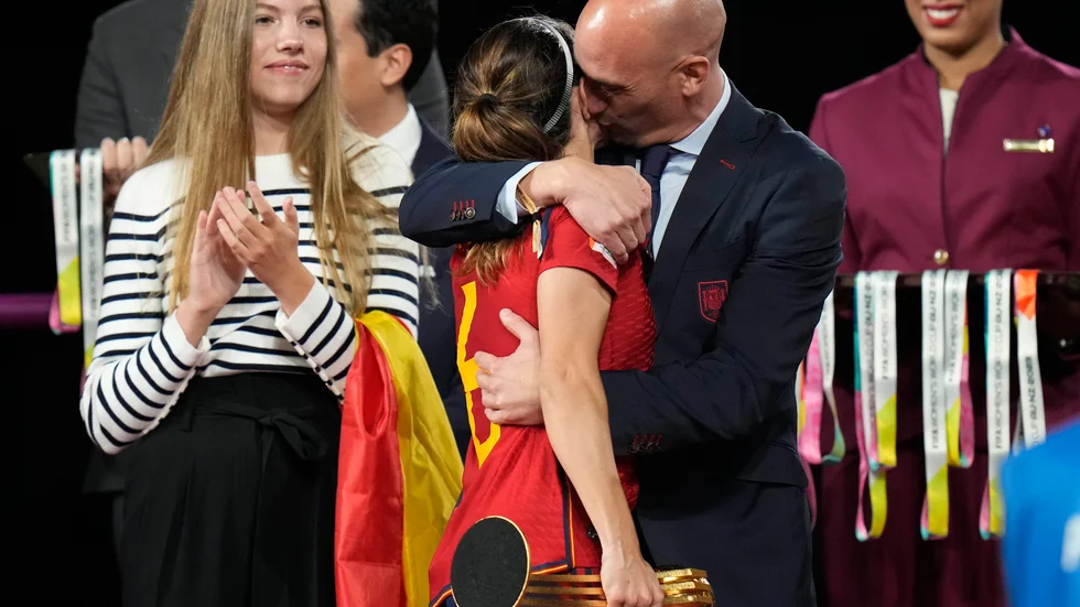 Fifas disciplinkommitté skriver i en ny rapport att Luis Rubiales beteende under medaljceremonin efter VM-finalen i Sydney var "oförlåtligt och oacceptabelt". Här ses han närgånget gratulera Aitana Bonmati efter guldmatchen.