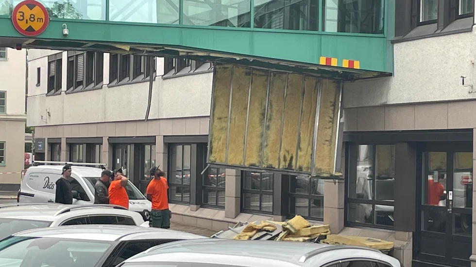 En hel del bråte hängde ner från bron på måndagsförmiddagen.