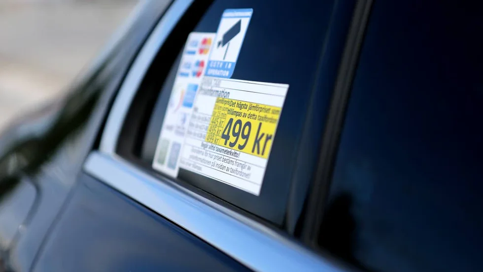 Taxichauffören klarade sig utan större skador.