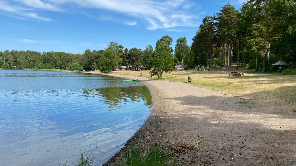 Enköpings kommun avråder för närvarande från bad i Bredsand på grund av höga bakteriehalter i vattnet.