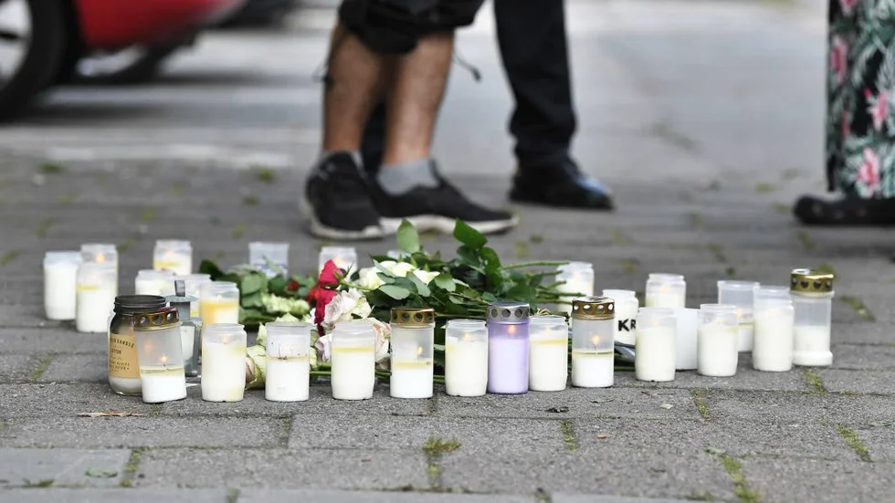 Blommor och ljus på platsen där en 30-årig kvinna sköts till döds på öppen gatan i stadsdelen Ribersborg i Malmö.
