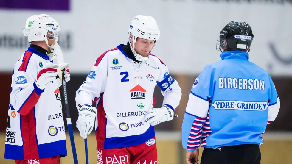 Depp. Olov Englund och hans Kalix Bandy förlorade den första matchen i kvalserien.