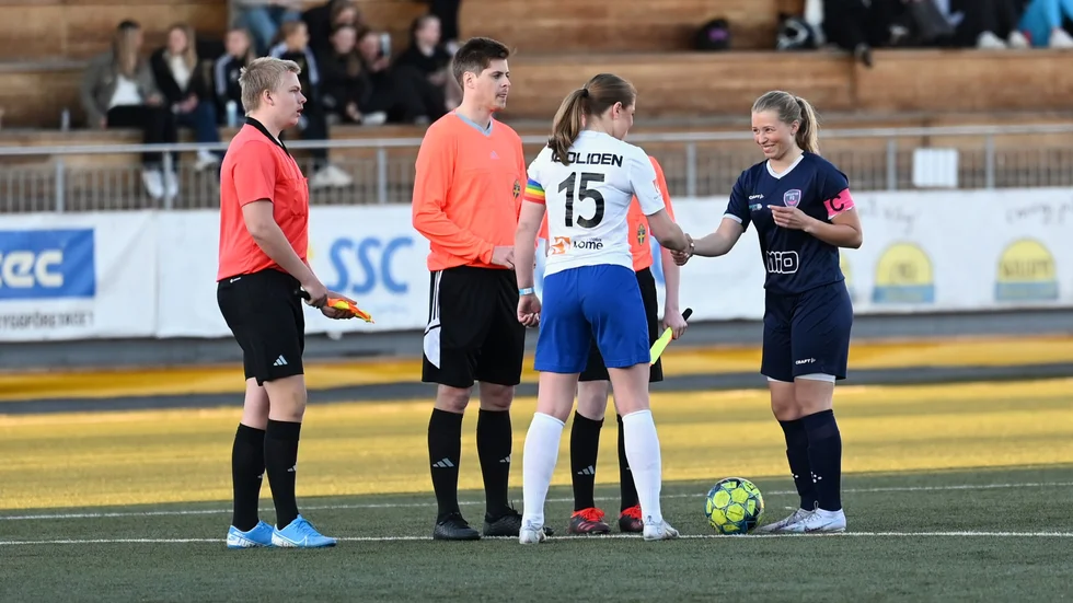 Unga och talangfulla Skellefteå FC (i mörkblått) blir ett högintressant lag att följa i damtvåan denna sommar. 