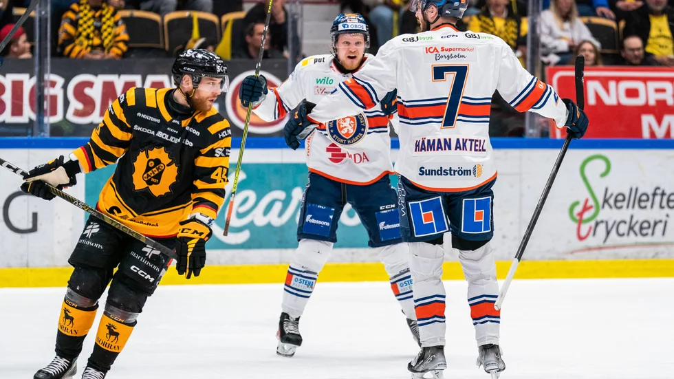 Filip Sandberg deppar efter att Hardy Häman Aktell, med Kågedalens AIF som sin moderklubb, dundrat in Växjös andra mål inom loppet av två minuter i den första perioden.