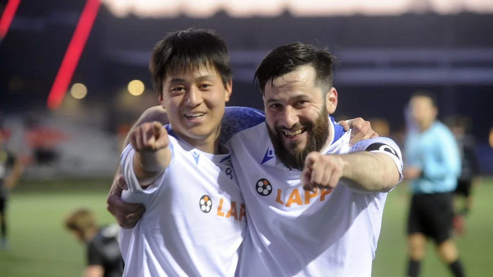Amir Strukan och Adam Tsoi gjorde båda mål i premiären. Här firar de efter 3–0-målet.