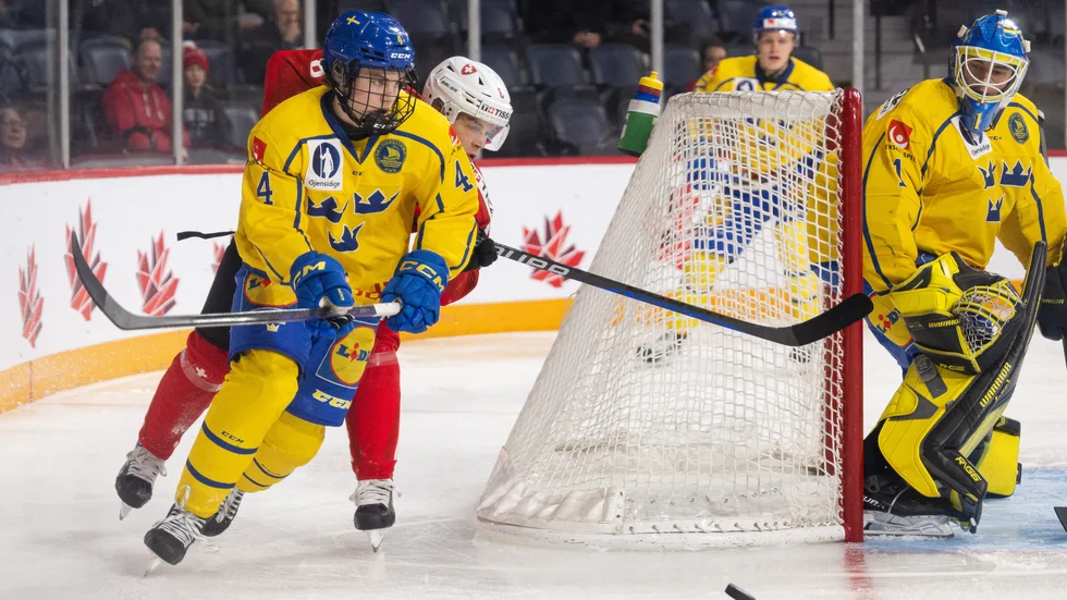 Axel Sandin-Pellikka stod för ett mål och fyra assist när Sverige vann med 8–0 mot Kanada i premiären på U18-VM.
