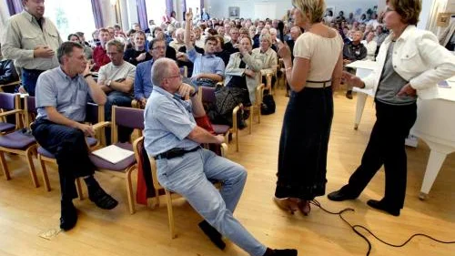 Salen i Åkerbogården var fullsatt och många ville ställa frågor när omsorgsnämndens representanter kallade till möte för att förklara sina planer på ett stödboende för missbrukare. Många menade att Linghem har mycket små problem med droger i dag, men att det riskerar att ändras om missbrukare ska flytta till samhället.