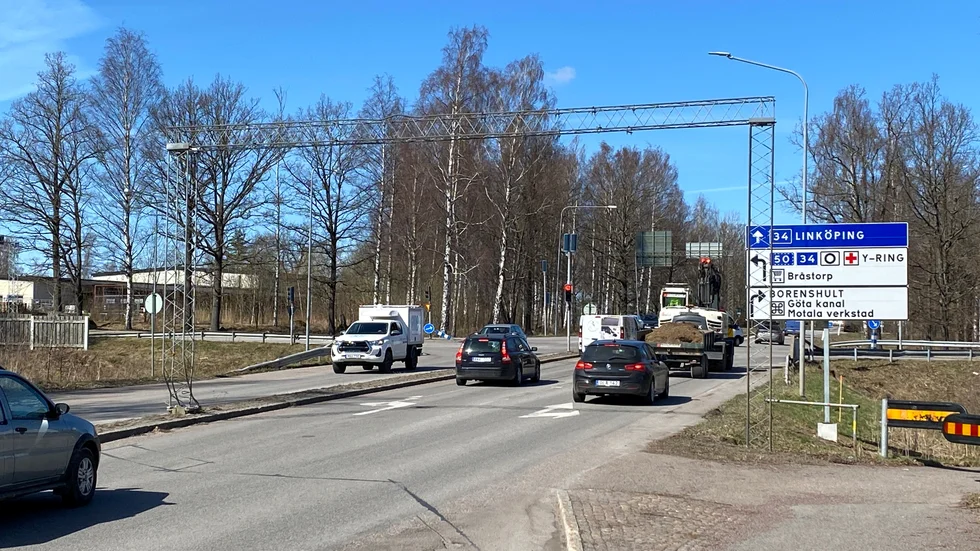 Östermalmsgatan april 2023. På torsdag är det planerat att portalen ska tas ner. Skyltarna har ersatts av tabellvägvisare som placerats till höger om vägen.