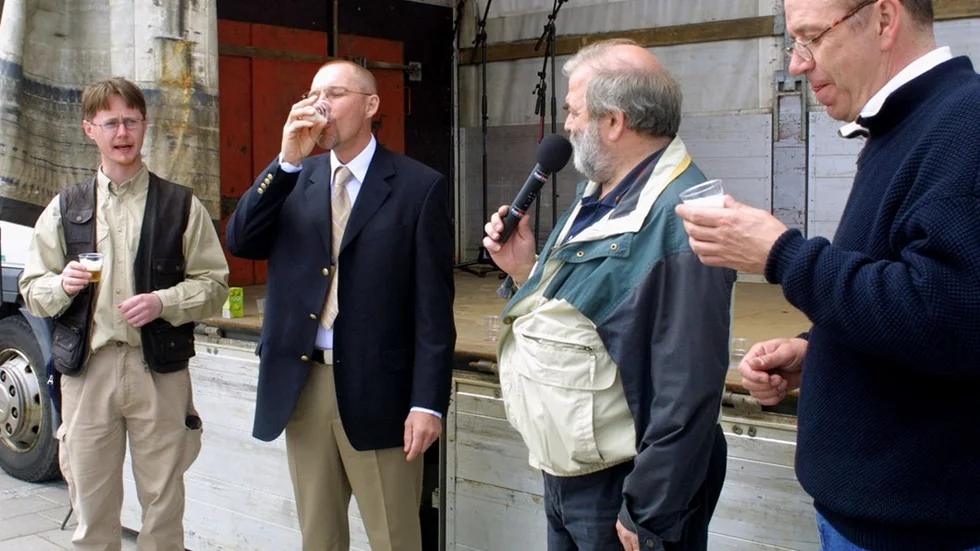 Den nye kommunchefen Göran Lundström, andre fr v, lät sig väl smaka av de alkoholfria dryckerna. Tillsammans med  Fröets projektledare Marcus Lindberg och kommunalrådet Per-Arne Larsson utgjorde han testpanelen som leddes av Lasse Ström från Länsnykterhetsförbundet.