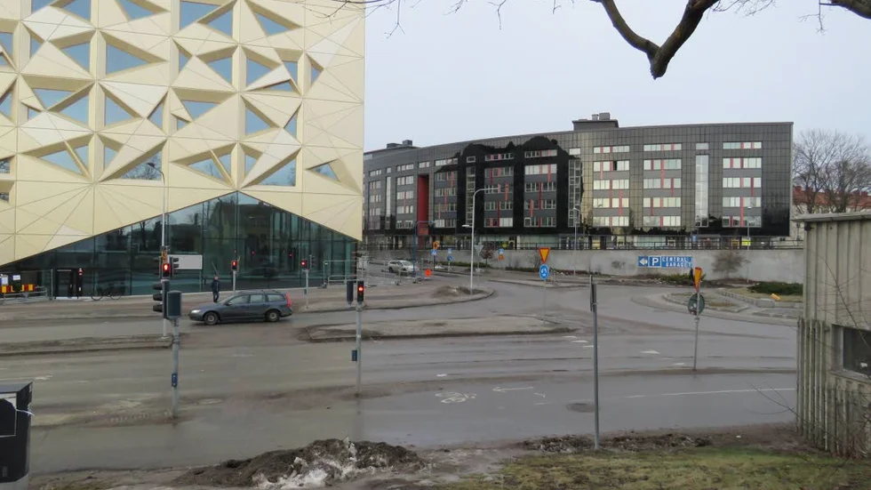 Solelproduktionen har påverkats sedan Juvelen (närmast) byggdes och började skugga det bågformade hyreshuset med solcellsfasad.