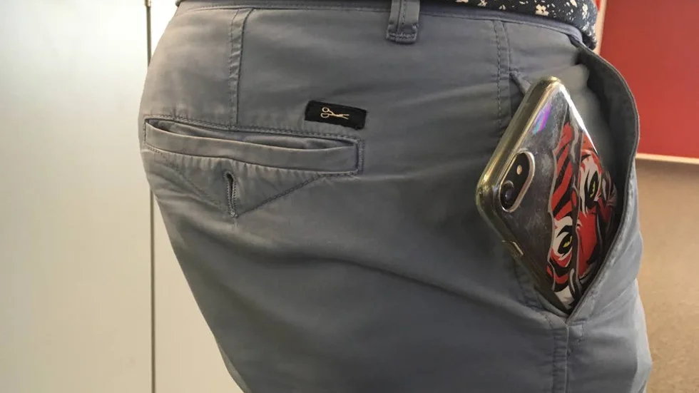 Många har alltid sin mobil inom räckhåll. Att hålla koll på sina tekniska prylar i hemmet via telefonen blir allt vanligare.