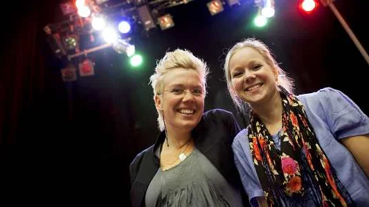 Lovisa Torstensson och Stina Andersson samlar in pengar till Indonesien.