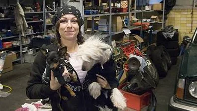 Maria Weinehall använder sitt garage till att meka, men rummet är också ett pryllager för hennes och makens företag.