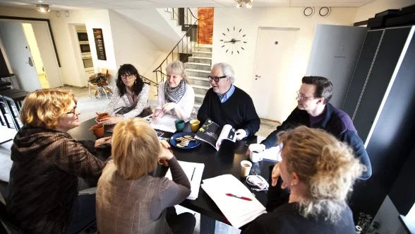 Medarbetarna på Biz&Art har möte i lokalerna på Övre Slottsgatan i Uppsala. På bilden    syns Soraya Lundqvist, Lillemor Berg, Stewen Quigley, Claes Brodda, Johanna Uddén, Ulla Holmberg och Maria Freeney.
