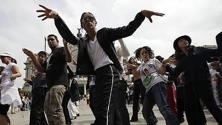 Också i Mexiko. Michael Jackson-imitatören "Hector Jackson" leder en träning av koreografin till Thriller i Mexico City.