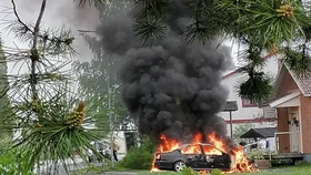Räddningstjänsten kunde inte göra något så de tog beslutet att låta bilen brinna ned.