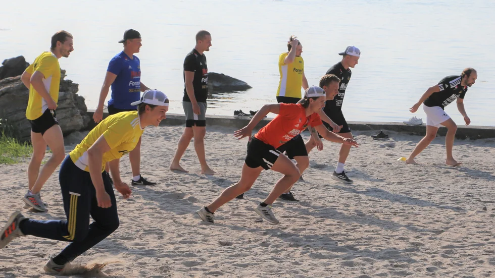 Försäsongsträning för Visby IBK på stranden vid Snäck.