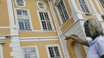 Sommarpatrullen i Steninge. Ingrid Stokka Sagen, vice vd på Steninge slott visar skador på fasaden.