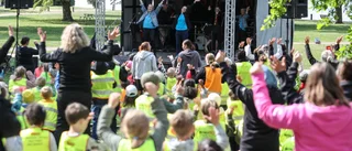 Förskoleeleverna sjöng allsång för full hals i Stadsparken
