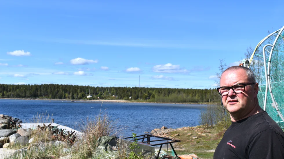 Kent Sjöstedt vid sin brygga utanför Lövånger. Han är en av alla fiskare som drabbats av sälarnas framfart. 
