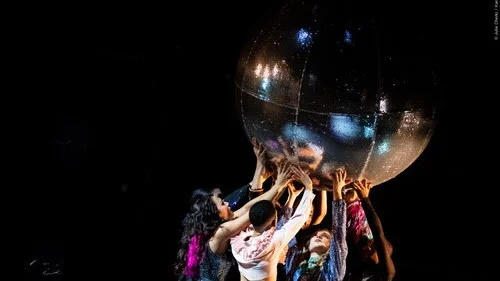 Franska Josépha Madokis föreställning "Disco" går på turné via Dansnät Sverige. Pressbild.