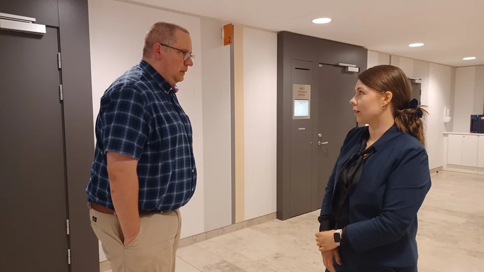 Åklagaren Jonas Fjellström och den åtalade pappans advokat, Karoliina Ikonen Simu.