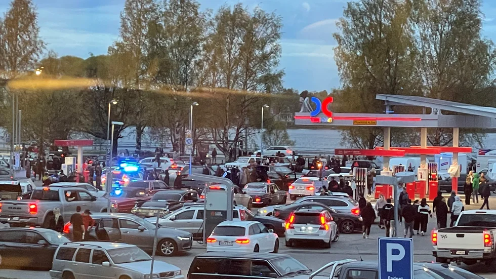 Et 100-tal bilar har samlats på OK-macken på lördagskvällen.
